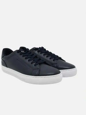 Marinblå sneakers Marc O'Polo - Stilrena marinblå sneakers från Marc O'Polo i slätt läder med vita sulor och matchande marinblå snören. Klassisk låg modell med diskret logga på sidan och bak på hälen. Perfekta för en clean och modern look.