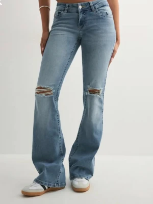 Nelly jeans  - Säljer ett par ljusblå bootcut jeans från Nelly med slitna detaljer över knäna. Jeansen har klassisk femficksmodell, låg midja. Perfekta för en avslappnad och trendig look.