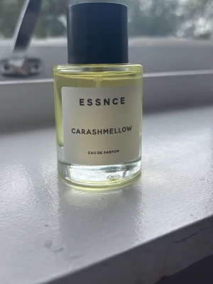 ESSNCE Carashmellow Eau de Parfum - En stilren parfymflaska från ESSNCE med doften Carashmellow.  Helt oanvänd men öppnad. Perfekt för dig som gillar moderna och fräscha dofter.