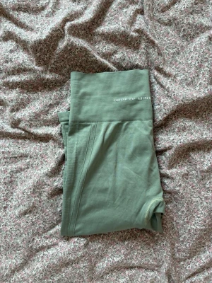 Gröna leggings Drop of Mindfulness - Snygga gröna leggings från Drop of Mindfulness
