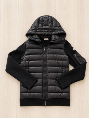 Svart moncler cardigan  -  en svart moncler cardigan i storlek M kan priset är inte fast så kan gå ner på snabbköp 