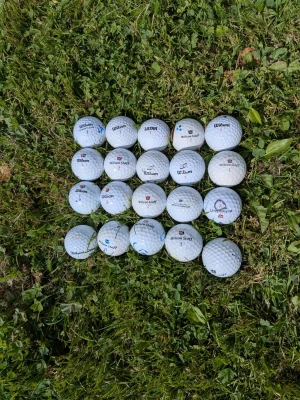 20st Wilson golfbollar - Säljer 20 stycken Wilson-golfbollar i blandade modeller, bland annat Wilson Staff, Ultra och Smart Core. Bollarna är använda men i bra skick och fungerar utmärkt för både träning och spel. • 20 golfbollar från Wilson • Blandade modeller (Wilson Staff, Ultra och Smart Core) • Normalt slitage och fullt spelbara • Perfekta för träning eller som extrabollar • Säljs tillsammans