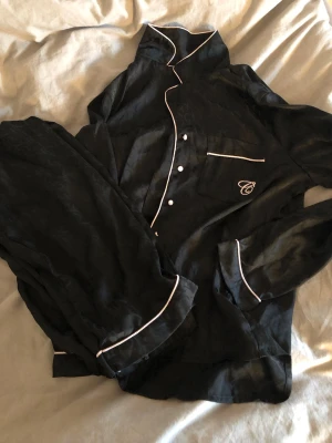 Pyjamas set - Använd 1 gång. Storlek S men passar M. Tröja och byxor skickas 