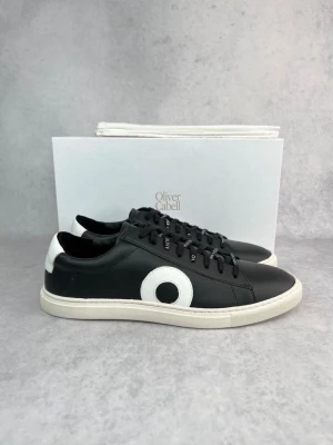 Svarta sneakers från Oliver Cabell - Svart vita sneakers från Oliver cabell i storlek 44. Aldrig använda, originalbox följer med vi köp!