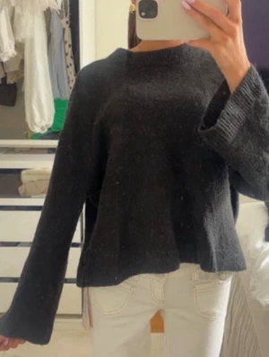 Svart stickad tröja - Mysig svart stickad tröja från Gina tricot i stl xs, jättebra skick! 