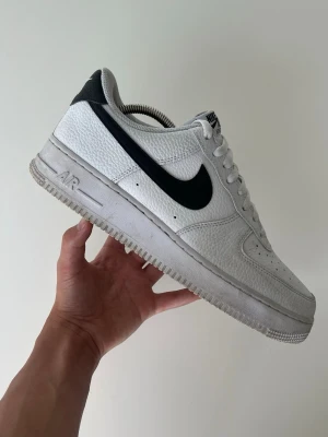 Nike Air Force 1 ’07 White/Black – stl 44 – mycket fint skick - Säljer ett par Nike Air Force 1 ’07 i vit/svart, storlek 44. Mycket sparsamt använda och i väldigt fint skick, inga skador eller större märken.  Modell: CT2302-100 – samma modell som Nike säljer för 1 399 kr.   Köpta på Nike i Täby. Kan skickas eller hämtas enligt överenskommelse.  Pris: 950 kr