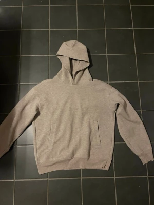 Uniqlo oversized hoodie (grå) - Säljer denna nya uniqlo hoodie då den inte riktigt passade mig i storleken men är en riktigt snygg hoodie som då aldrig kom till användning så den är med andra ord ny utan prislapp. Storlek : XS