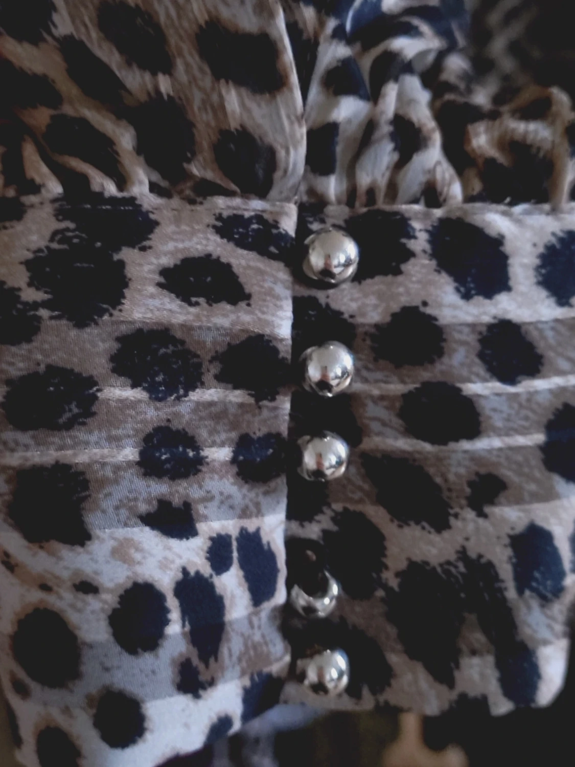 Ny Leopardmönstrad blus med pärlknappar str S - 1