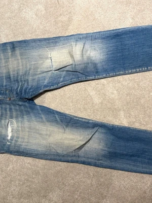 Dsquared jeans - Snygga blå dsquared jeans till salu för ett bra pris. Jeansen har en sliten look men är i gott skick, perfekta jeans att använda året runt. Hör av er minsta fråga eller fundering😊💫