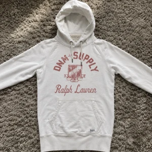 Denim supply Rl hoodie - Säljer denna riktigt feta RL denim Supply USA hoodien!⭐️Storlek = XS!🤝Skick = 9/10!🙌Hör gärna av er om ni har funderingar!👍