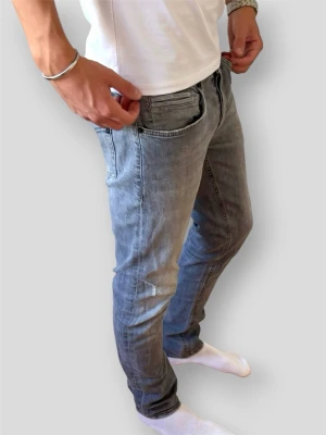 Dondup George Distressed Jeans - Dondup George Distressed Finsh Jeans | Modell: George | Distressed finish | Eftertraktad modell | Skick: Mycket Bra skick (jeansen är i nästintill nyskick i övrigt, men det finns två minimala fläckar på vänster baksida – inget man ser tydligt alls, se bilden) | Nypris: 3199 kr | Storlek: W33 | Hör av dig vid minsta fundering 📦