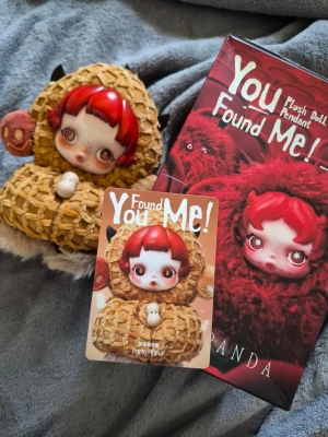 SKULLPANDA You Found Me!  - Säljer en SKULLPANDA You Found Me! plushie från POP MART. Du kan kontrollera QR-koden för att verifiera dess äkthet, tillgänglig på webbplatsen för att leta upp den... Har även kvittot när jag köpte det🤍