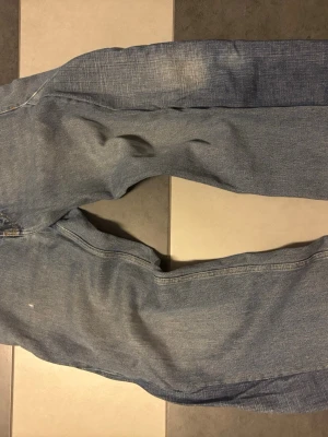 Ljusblå jeans från Sweet Sktbs - Säljer ett par ljusblå jeans från Sweet Sktbs med klassisk femficksdesign och raka ben. Jeansen har en snygg tvättad look och detaljer i kontrastsömmar. Perfekta för en avslappnad streetstil.