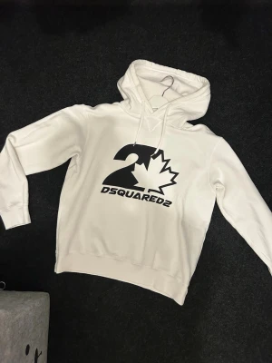 Dsquared2 hoodie - Nypris 4500. Äkta Dsquared2 hoodie. Skicka meddelande vid frågor. Kolla även in mina andra annonser. 
