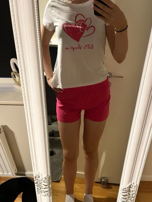 Vit och rosa pyjamas sett med hjärta - Pyjamas sett vid frågor skriv.✨