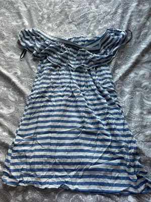 Fin off shoulder klänning💕 - Fin, skön och somrig off shoulder klänning från Forever 21🙌🏻💕 Gpr jättebra att ha både till t.ex stranden såväl som på stan! Storleken är M men skulle säga att den passar bra som S också!🫶🏻