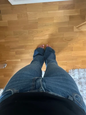 Blå bootcut jeans,  mid waist - Säljer ett par klassiska blå bootcut jeans, mid waist storlek 34. Från Zara