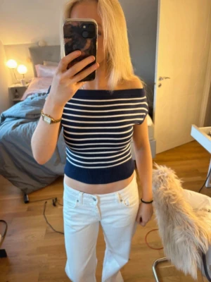 Marinblå offshoulder randig topp - Trendig marinblå offshoulder topp med vita ränder. I storlek S❤️ 