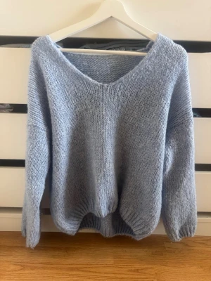 Ljusblå stickad oversized tröja - Blå stickad tröja i mohair mix🩵 S/M