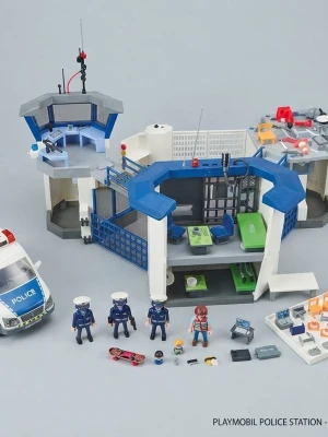 Playmobil polisstation med tillbehör - Playmobil polisstation i plast med blå och vita detaljer. Inkluderar polisbil, flera figurer, möbler, fängelsecell och små tillbehör som skateboard och dator. Perfekt för dig som gillar att bygga upp egna äventyr och leka polis.