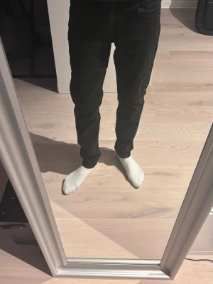 J.lindeberg jeans  - Hej! Säljer ett par snygga j lindeberg jeans i modellen jay. Jeansen är väldigt bekväma och är i väldigt bra skick (ny pris på j lindebergs hemsida 1600kr) storlek w30 L32. Personen på bilden är 185 cm och väger 68 kg. 