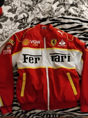 Ferrari jacka - Ferrari jacka köpt second hand i thailad. I strl M. Aldrig använd