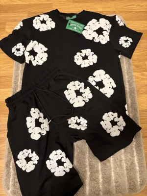 Denim Tears Tröja och Shorts - Helt ny kommer med tag. Måste köpas med set vill du köpa bara tröjan blir det samma pris. Storlek är XS men passar perfekt för S och bra för M