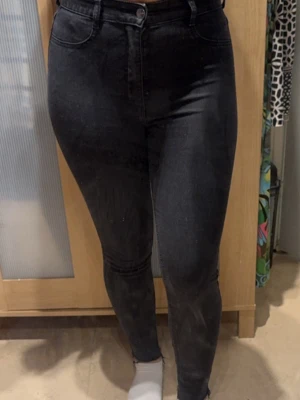 Svart/grå skinny jeans med hög midja - Svart/grå skinny jeans med högmidja. från pull and bear 36/38 stretchiga 