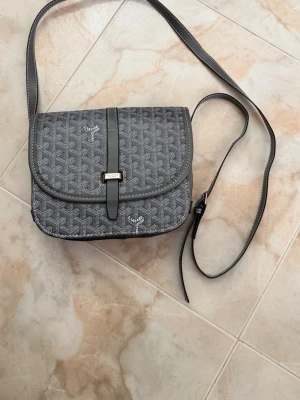 𝐆𝐨𝐲𝐚𝐫𝐝 𝐌𝐨𝐧𝐨𝐠𝐫𝐚𝐦 - Snygg grå 𝐆𝐨𝐲𝐚𝐫𝐝 𝐌𝐨𝐧𝐨𝐠𝐫𝐚𝐦 väska som är helt ny och perfekt för om man vill va lite extra stilig.