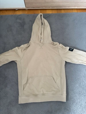 Beige Calvin Klein hoodie  - Vid funderingar eller frågor är det bara att höra av sig!