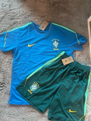 Brasilien 26/27 tränings kit - Ett Brasilien tränings kit med T-shirt + shorts med fickor! Storlek L helt nytt