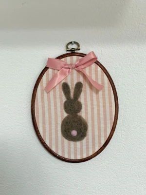 Tovad tavla kanin - Rund tavla med tovad kanin och rosarandig bakgrund i tyg. Ca 15x20 cm. Perfekt för barnrummet 🐇