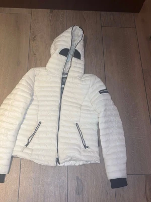 Figursydd Jack från Navahoo - Vit figursydd jacka från navahoo i mycket bra skick storlek S