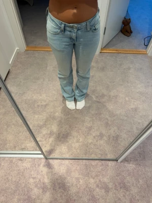 Superlow bootcut jeans från Levi's - Säljer ett par ljusblå superlow bootcut Levi's jeans. Använda fåtal gånger och är inköpta i år. Storlek 26 längd 32. 