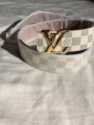 Vit och guld bälte från lager  - Snyggt bälte från lager 157 perfekt för att förbättra din outfit  x10