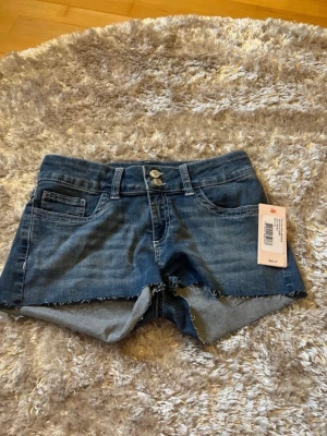 Blå jeansshorts från Nelly - Blåa jeans shorts från Nelly. Helt oanvända med lapp kvar! Storlek 38 🥰