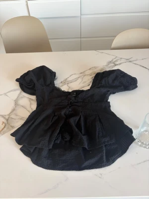 Svart topp  - Jätte fin topp från Gina, i strl xs använt ett få tal gånger, priset går att diskutera så om ni är intresserade så är det bara att fråga