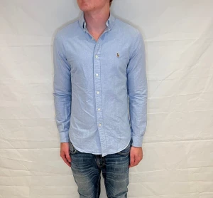 Polo Ralph Lauren Slim Fit Shirt - Ljusblå skjorta i slim fit, pre-owned och i mycket fint skick.