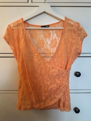 Orange spetstopp - Köpt secondhand och hittar ingen storlek men skulle säga att den är som en xs/s