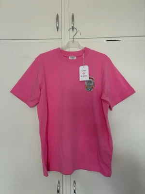 Stylish Rosa t-shirt från Casablanca ÄKTA!! - Köpte T-shirten men passa inte min stil så säljer vidare, har kvitto från sidan jag köpte den från den är 200% äkta. 