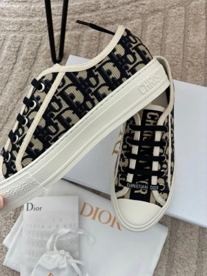 Dior Oblique låga sneakers - Snygga låga sneakers från Säljer vidare mina oanvända dior skor. Allt på bilden medföljer + extra skosnören. Kvitto samt nummer under flärpen finns. 