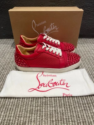 Christian Louboutin skor - Hej, säljer nu dessa svin snygga Christian Louboutin skor. Skorna är i grymt skick!  Begränsat antal boxar och dustbag. Hör av dig vid frågor.