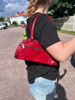 Röd axelremsväska - Såå snygg röd handväska!! Jättefint skick