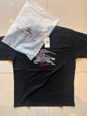 Burberry t shirt  - Säljer en burberry t shirt i storlek M, tröjan är helt oanvänd men köpt i fel storlek därför säljs den! 