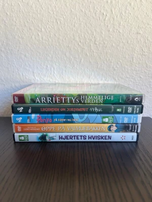 Anime dvd paket - Fem Studio Ghibli-filmer på DVD. Filmerna inkluderar "Arrietty", "Legenden om Jordhavet", "Ponyo på klippan vid havet", "Uppe på Vallmuebacken" och "Hjärtestorm".  Språk: Arrietty: Japanska, Danska Legenden: Japanska Ponyo: Japanska Uppe: Japanska Hjärte: Japanska, Svenska, Norska   OBS!! skivorna är begagnade så det kan förekomma repor/hairlines på skivorna, men då jag kollar igenom alla filmer jag säljer garanterar jag att alla funkar felfritt om inget annat står! :) 