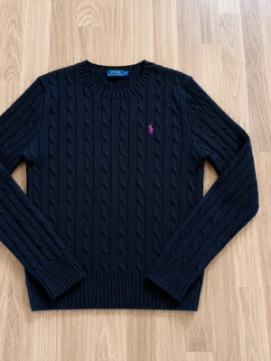 Stickad Ralph Lauren tröja - Tjena, jag säljer en riktigt snygg stickad Ralph Lauren tröja☺️ Den är i mycket bra skick och har inga fläckar eller skador😁 Den är självklart äkta✅ Skicka om du har några frågor😄 Den är storlek L men passar mer xs!