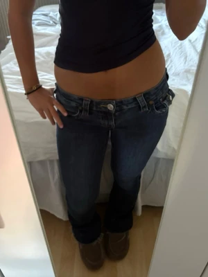 True religion low waist jeans - Jeansen är i modellen joey och har inga defekter men byxorna har blivit använda. Jag har klippt dem längst ner för att korta ner byxorna så de skulle passa mig som är 160 cm lång. Innerbenslängden är ca 73 cm!