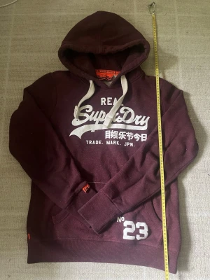 Superdry vintage hoodie - Säljer en vinröd hoodie från Superdry, storlek L men den sitter som en S. Fint skick