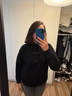 Svart hoodie - Hoodie ifrån Stronger som tyvärr inte kommer till användning 