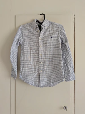 Ralph Lauren skjorta - Tjena! Jag säljer en riktigt snygg Ralph Lauren skjorta😁 Den är i mycket bra skick och har inga fläckar eller skador!😄 Den är självklart äkta✅ Skicka om du har några frågor☺️ Nypris ca 1000kr, mitt pris 299kr!